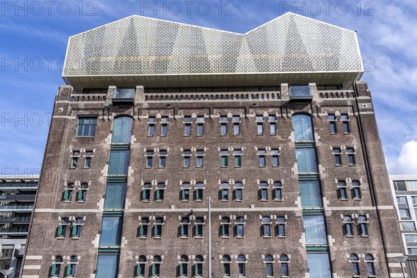 The Pakhuis Santos op Katendrecht from 1902, historic warehouse in the Rijnhaven harbour, has been restored and will house the Nederlands Fotomuseum from 2025, with a new roof, Rotterdam, Netherlands