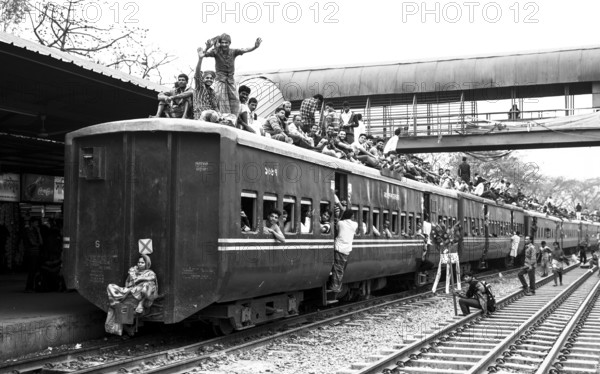 Passengers on the roof of a crowded train, Monochrom, Dhaka, Bangladesh