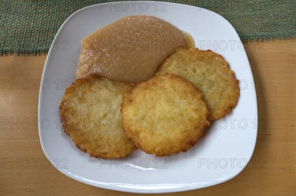 Franconian baggers, potato pancakes with apple sauce served in a pub, Franconia, Bavaria, Germany
