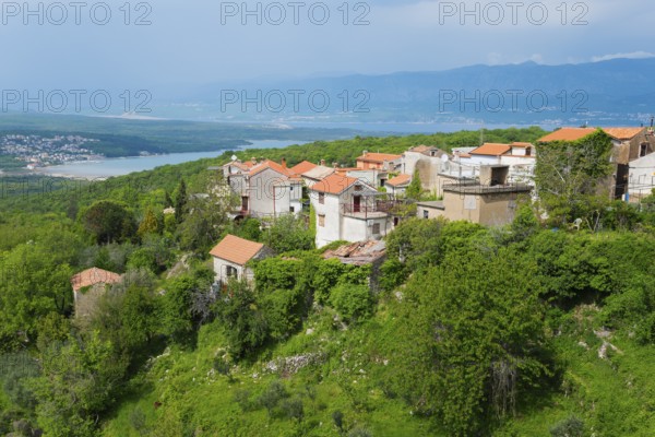 View of a village with red roofs, embedded in green vegetation and with mountains in the background, Dobrinj, Dobrauen, island Krk, Kvarner Gulf Gulf bay, Primorje-Gorski kotar, Croatia