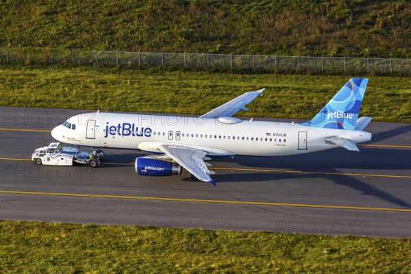 A JetBlue Airbus A320 aircraft with the registration number N703JB at the airport in Orlando, USA