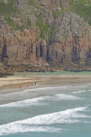 Hohe Klippen umrahmen Sandstrand mit sanftem Meer, Porthcurno, St Levan, Cornwall, Großbritannien