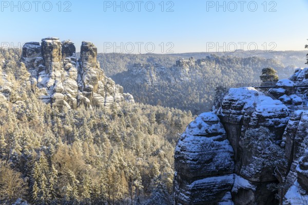 Winter view from the Bastei bridge into the Wehlgrund with Neurathener Felsenburg, Gansfelsen, beehive and locomotive, Saxon Switzerland, Saxony, Germany