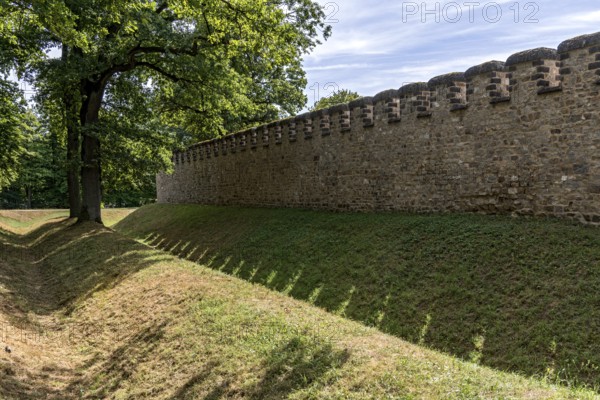 Defensive wall with battlements, redoubt, rampart, ditches, double pointed ditch, fortification, eastern front, Saalburg Roman fort, reconstructed cohort fort, museum, archaeological park, Upper Germanic Raetian Limes, border of the Roman Empire, Bad Homburg vor der Höhe, Taunus, Hesse, Germany