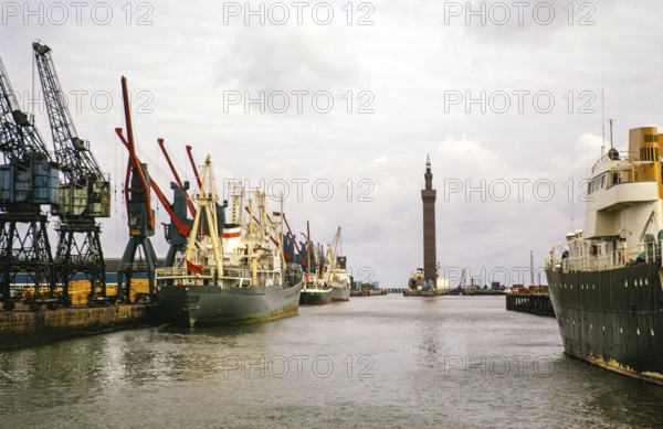 Frachtschiffe im Royal Dock mit Grimsby Dock Tower, Grimsby, Lincolnshire, England, UK September 1973