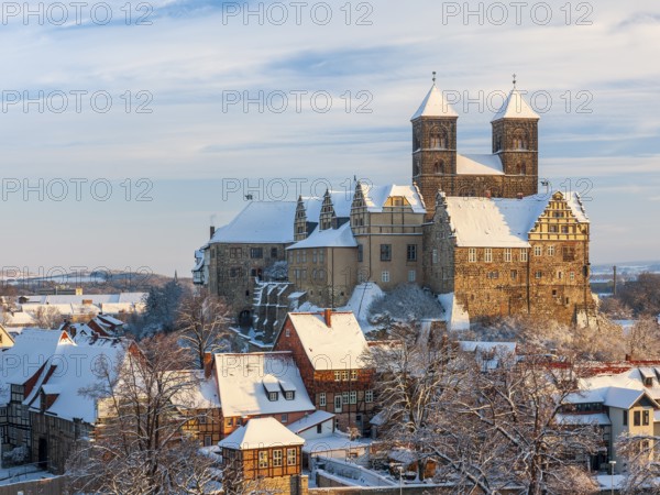 View of the snow-covered Schlossberg with St Servatius collegiate church and castle and the half-timbered houses of the old town in winter, UNESCO World Heritage Site, Quedlinburg, Saxony-Anhalt, Germany