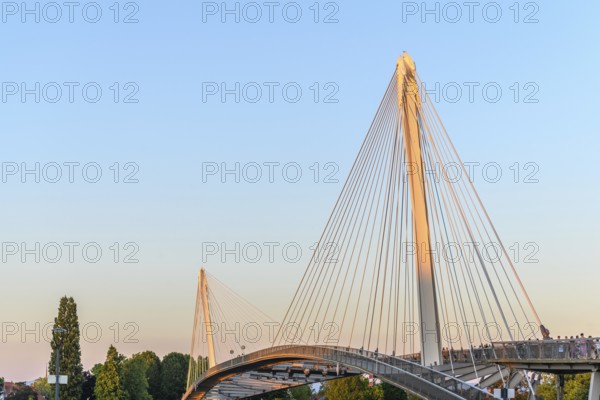 Die Deux-Rives-Fußgängerbrücke zwischen Deutschland und Frankreich in Kehl und Straßburg, ein Symbol der grenzüberschreitenden Zusammenarbeit. Bas-Rhin, Collectivite europeenne d'Alsace, Grand Est