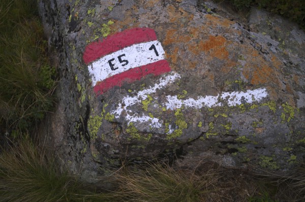 Marking, labelling, long-distance hiking trail E5, Alpine crossing, Almenweg, Klammeben, Hirzer near Saltaus, Schenna, Scena, Passeier Valley, South Tyrol, Autonomous Province of Bolzano, Italy