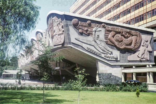 Sculptural mural by José Chávez Morado on the façade of the Hospital de Especialidades del Centro Médico Nacional Siglo XXI, Doctores, Ciudad de México, Mexico City, CDMX, Mexico, photographed in 1961