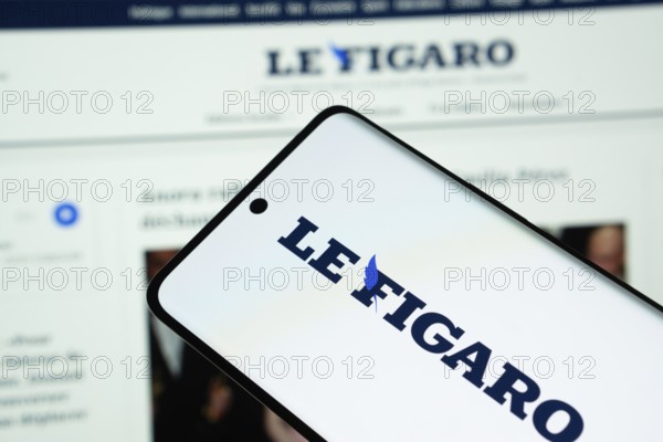 The logo of the newspaper le figaro is displayed on a smartphone screen, and the website le figaro is visible on a computer screen in the background