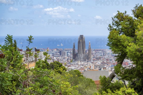 View from the Parc Güell towards the city with Sagrada Familia and Torre Agbar, Mediterranean Sea behind, Barcelona, ??Catalonia, Spain