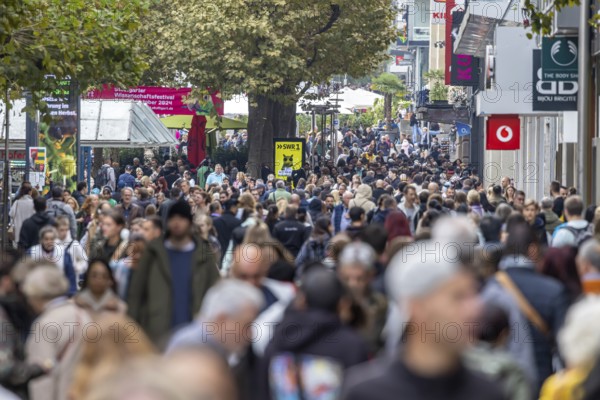 Crowd on the way in the pedestrian zone Königstraße, shopping street in Stuttgart, Baden-Württemberg, Germany