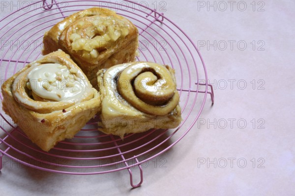 Cinnamon buns on a cake rack, pastries