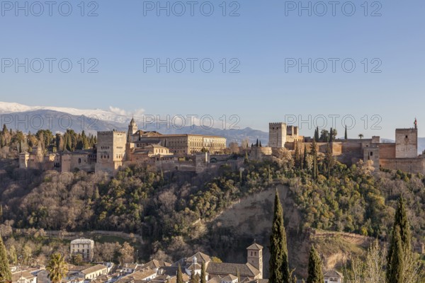 Alhambra on the Sabikah hill, Moorish city castle, Nasrid palaces, behind the snow-covered Sierra Nevada, Mirador de San Nicolas, Granada, Andalusia, Spain