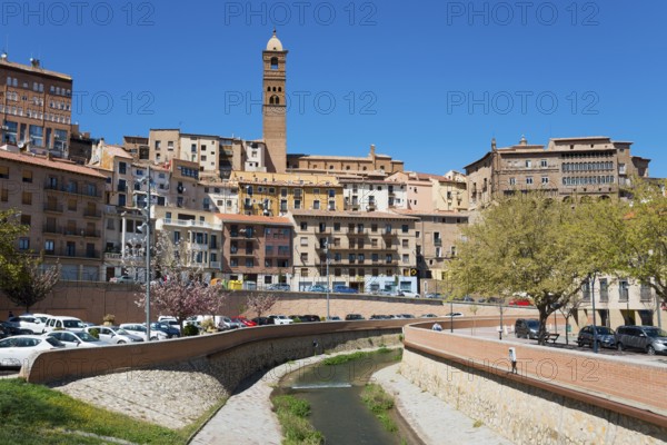 Cityscape with closely spaced houses and a river in the centre, dominated by a tower, church, Iglesia de Santa María Magdalena, episcopal palace, Palacio Episcopal, Rio Queiles, Tarazona, Zaragoza, Aragon, Spain