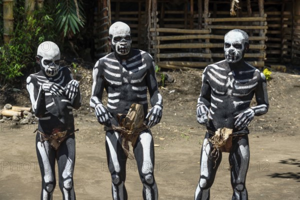 Natives with skeleton painting, Omo Bugamo tribe or skeleton people, Mount Hagen Festival in the village of Avi, Waghi Valley, near Mount Hagen, Western Highlands Province, Papua New Guinea