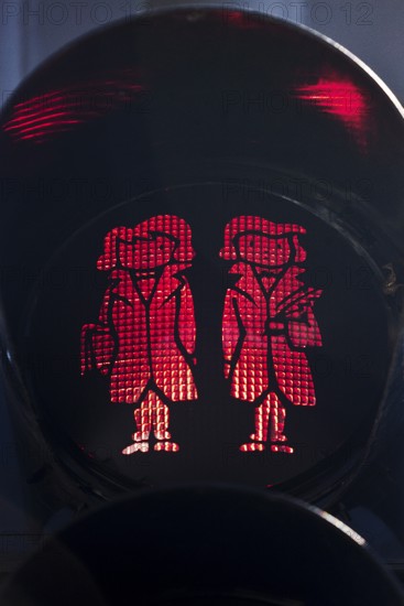 Pedestrian traffic light with red Brothers Grimm Ampelmännchen, Hanau, birthplace of the brothers, Hesse, Germany