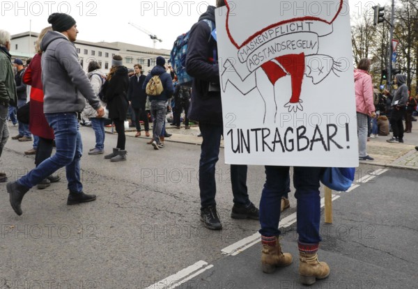 Once again, thousands of corona deniers are demonstrating against the restrictions in the pandemic. The police broke up the demonstration for not observing the distance rule and not wearing mouth and nose protection. The police used water cannons, Berlin, 18.04.2020