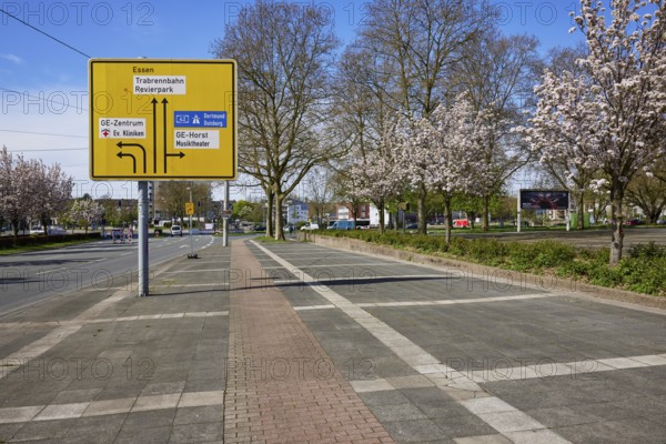 Sign to the centre, Essen, trotting track and Revierpark, Gelsenkirchen-Horst, music theatre and motorway A42 at Florastraße in Gelsenkirchen, Ruhr area, independent city, North Rhine-Westphalia, Germany