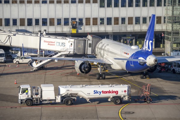 Skytanking tanker, aviation fuel, paraffin, tanker lorry at Düsseldorf Airport, DUS North Rhine-Westphalia, Germany