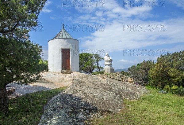 Guard shack and bust of Giuseppe Garibaldi at his home Casa Bianca, Isola Caprera, Arcipelago di La Maddalena National Park, Sardinia, Italy