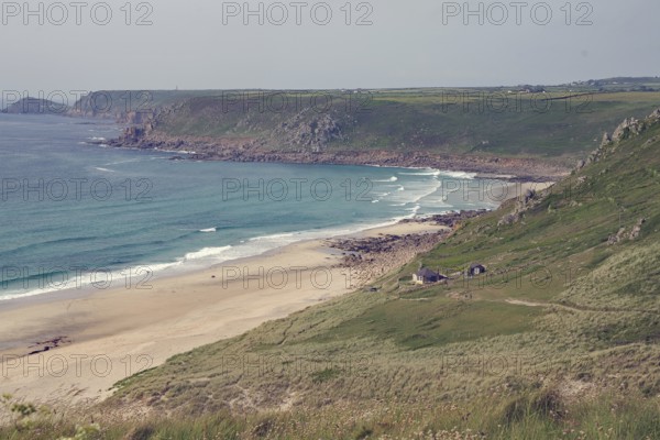 Langer Sandstrand in einer weiten Küstenlandschaft mit klarem Wasser und grünen Hügeln, Rosamunde Pilcher Drehort, Sennen Cove, Cornwall, Großbritannien