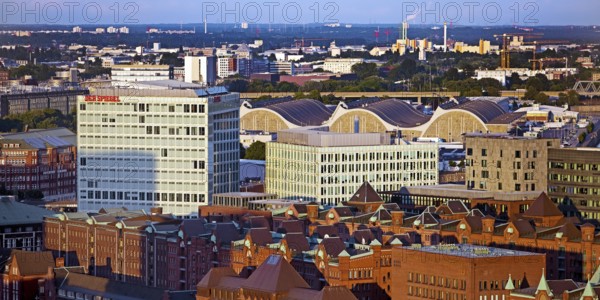 Stadtansicht von oben mit der Speicherstadt und dem Spiegel-Gebäude, Hamburg, Deutschland