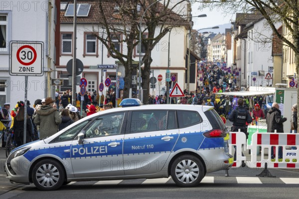A large police contingent and numerous access barriers secure the traditional carnival parade in the Frankfurt district of Heddernheim, Heddernheim, Frankfurt am Main, Hesse, Germany