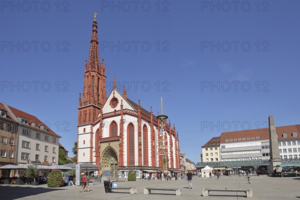Gothic Lady Chapel on the market square with fountain obelisk, fountain, obelisk, Würzburg, Lower Franconia, Franconia, Bavaria, Germany