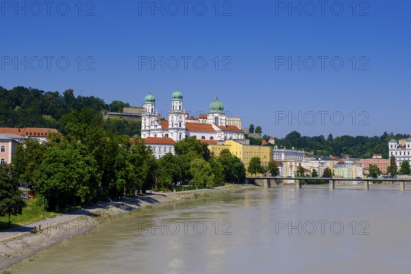 Old town with St Stephen's Cathedral overlooking the River Inn, Passau, Lower Bavaria, Bavaria, Germany