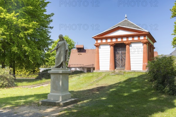 Count's hereditary burial place, in front of it a large figure of Jesus Christ with outstretched arms, Neschwitz cemetery, Upper Lusatia, Saxony, Germany