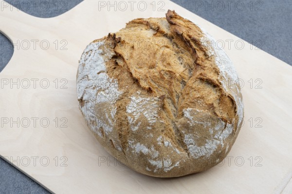 Selbstgebackenes, ofenfrisches und handgeformtes Bauernbrot, Weizenmischbrot, Nahaufnahme, Baden-Württemberg, Deutschland