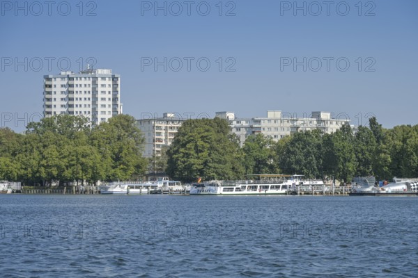 Residential buildings and jetties in Tegel, Greenwichpromenade, Tegeler See, Tegel, Reinickendorf, Berlin, Germany