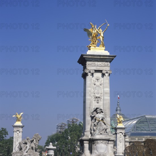 Der geflügelte Pegasus der von einer Fama, der Göttin des Ruhmes, gezügelt wird, dahinter das Grand Palais, Pont Alexandre III, Paris, Frankreich