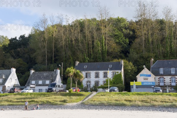 Beach view with houses and shops on the coast, surrounded by green trees, Plage Saint Efflamm, Plestin-les-Grèves, Breton Plistin, Arrondissement Lannion, Côtes-d'Armor, Brittany, France