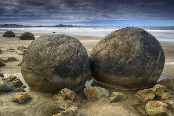 New Zealand, South Island, Moeraki Blders, stone balls, beach, sea, cloud atmosphere, sunset, New Zealand