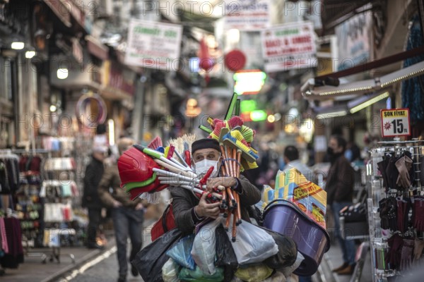 Istanbul, Turkey. November 28th 2020 A man selling household wares in the streets of Istanbul. Wearing face masks is compulsory in Turkey as infections rise to above 29, 000 cases