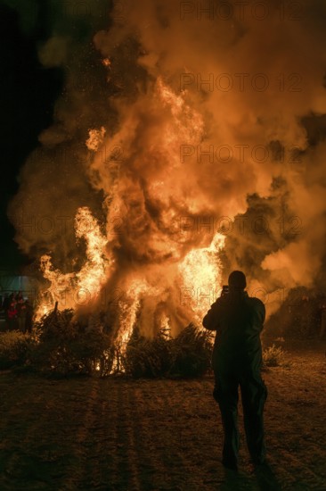 Spectators at a dunning fire at a rally of farmers and peasants against the German government's plans to cut subsidies, Ostfildern-Plieningen, Baden-Württemberg, Germany