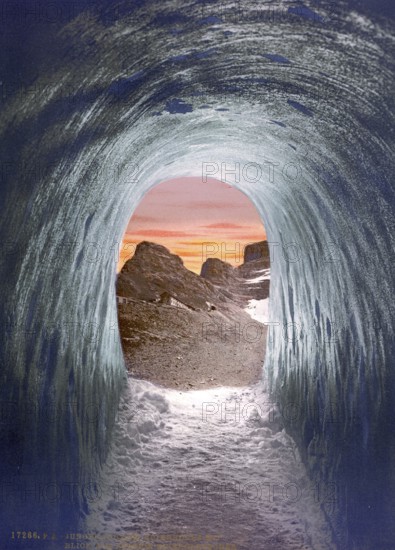 Jungfrau, Eisenbahn, Eigerhöhle, mit Blick auf den Bahnhof, Berner Oberland, Schweiz, Historische, digital restaurierte Reproduktion nach einem Original aus dem 19. Jahrhundert, Aufnahmedatum nicht angegeben