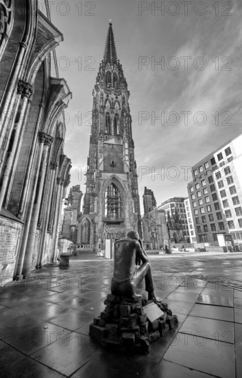 Memorial, ruins of the main church St. Nikolai with the sculpture Prüfung by Edith Breckwoldt, Hamburger Hopfenmarkt, Hamburg, Land Hamburg, Germany