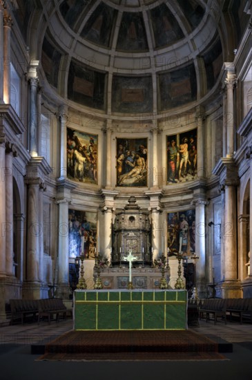 Interior view, choir, altar, monastery church Igreja Santa Maria de Belém, Hieronymites monastery Mosteiro dos Jerónimos, also Mosteiro de Belém, Belém, Lisbon, Portugal