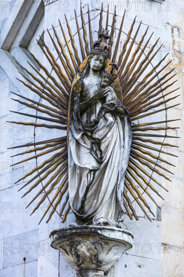 Mary with the Infant Jesus on the façade of the church of San Michele in Foro, historic city centre, Lucca, Tuscany, Italy