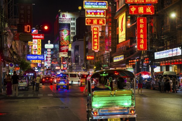 Shopping street with neon signs and street restaurants, nightlife, Yaowarat Road, Chinatown, Bangkok, Thailand