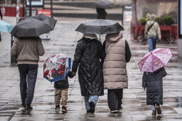 Passers-by in a pedestrian zone, Kettwiger Straße, rainy weather, city center, Essen, North Rhine-Westphalia, Germany