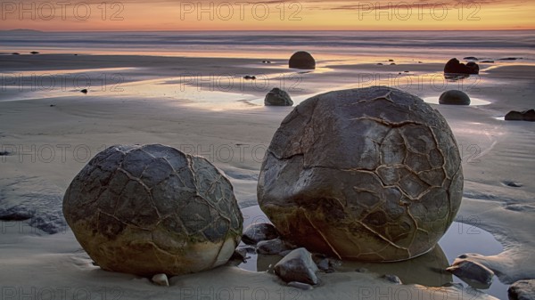 New Zealand, South Islands, stone boulders, Moeraki Boulders, natural wonders, sunrise, South Island, New Zealand