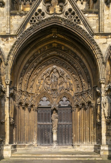 Statue of Mary and baby Jesus in doorway, The Judgement Porch, Lincoln Cathedral, Lincoln, Lincolnshire, England, UK