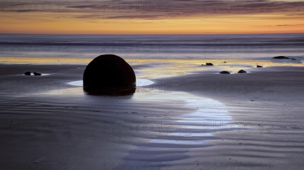 New Zealand, South Island, stone ball, Moeraki Bulders