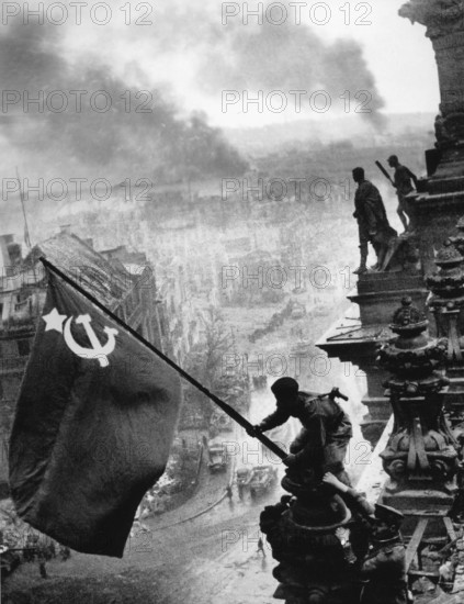 At the Berlin Reichstag, May 2, 1945, three Soviet soldiers fly the flag of the Soviet Union. The three soldiers are the Ukrainian Alexei Leontyevich Kovalyov, the Kumyken Abdulchakim Isakovich Ismailov and the Belorussian Leonid Goritchev. J. Chaldej took 36 pictures, which he later also changed by adding clouds of smoke, retouching the watch and assembling further variants. The picture became an icon and symbol of the victory over National Socialism