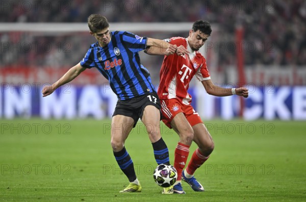 Duel, action Charles De Ketelaere Atalanta BC Bergamo (17) against Aleksandar Pavlovic FC Bayern Munich FCB (45) football, Champions League, Allianz Arena, Munich, Bavaria, Germany