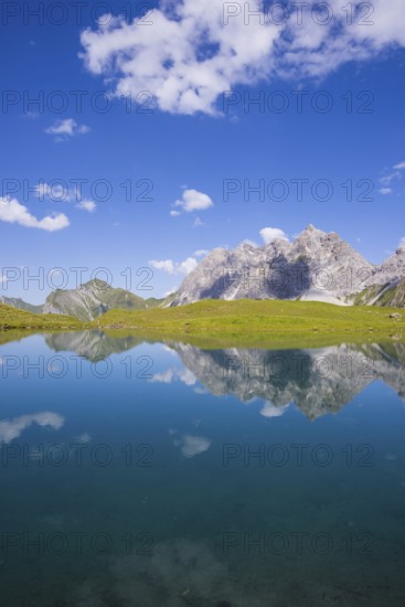 Eissee, Oytal, behind it Großer Wilder, 2379m, Hochvogel- and Rosszahngruppe, Allgaeuer Alpen, Allgaeu, Bavaria, Germany